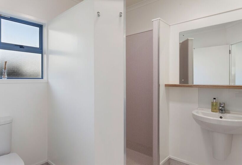 סטודיו דלוקס, Awa Motel