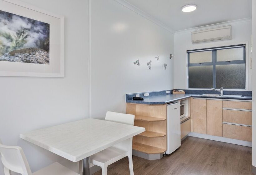 סטודיו דלוקס, Awa Motel