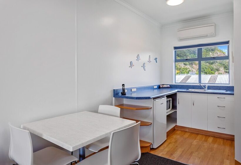 סטודיו דלוקס, Awa Motel