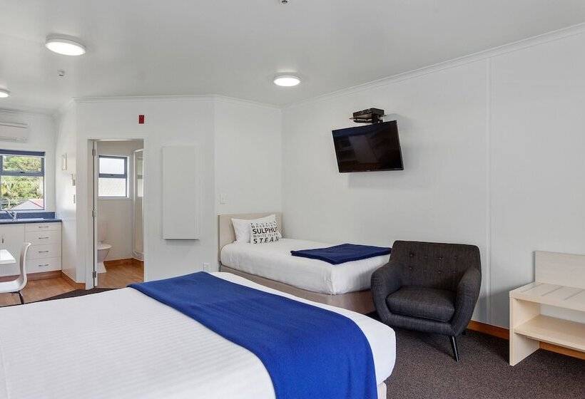 סטודיו דלוקס, Awa Motel