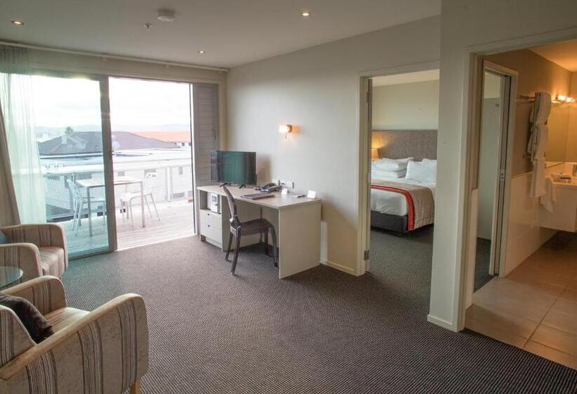 סוויטה, The Crown