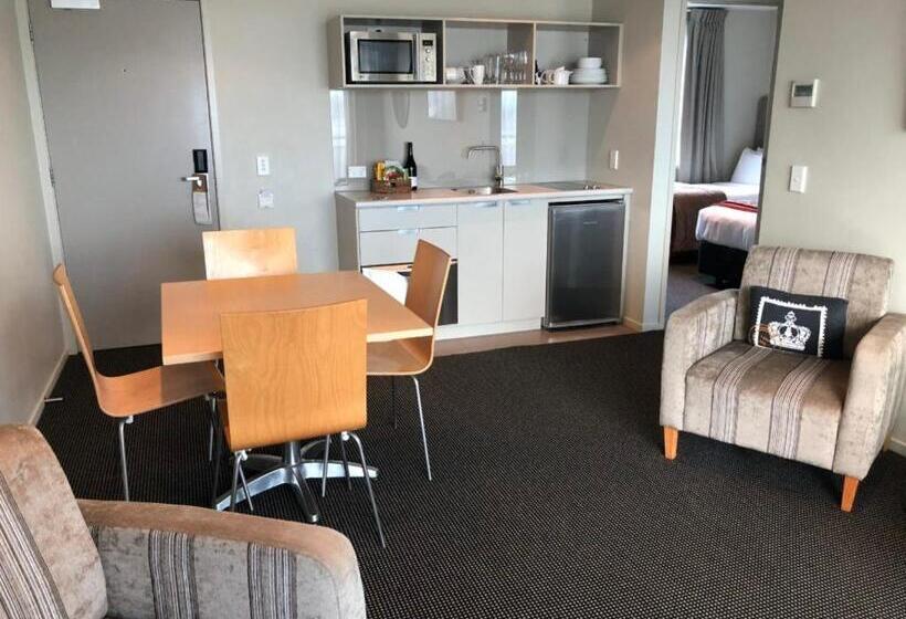 סוויטת 2 חדרי שינה, The Crown