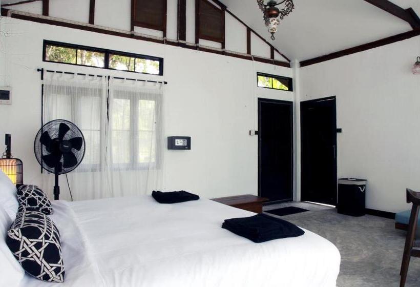 디럭스 방갈로, Barefoot Project Formerly Baan Klong Kleng