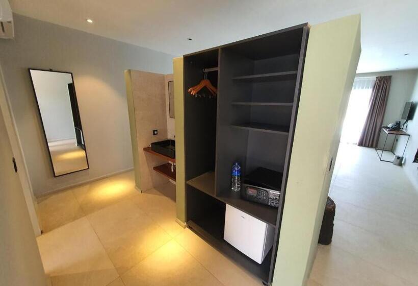 اتاق استاندارد با چشم‌انداز استخر, Kalimba Beach Resort
