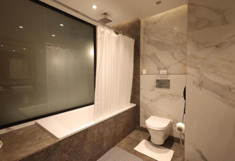 キングサイズベッドのスタンダードルーム, Polo Towers Agartala