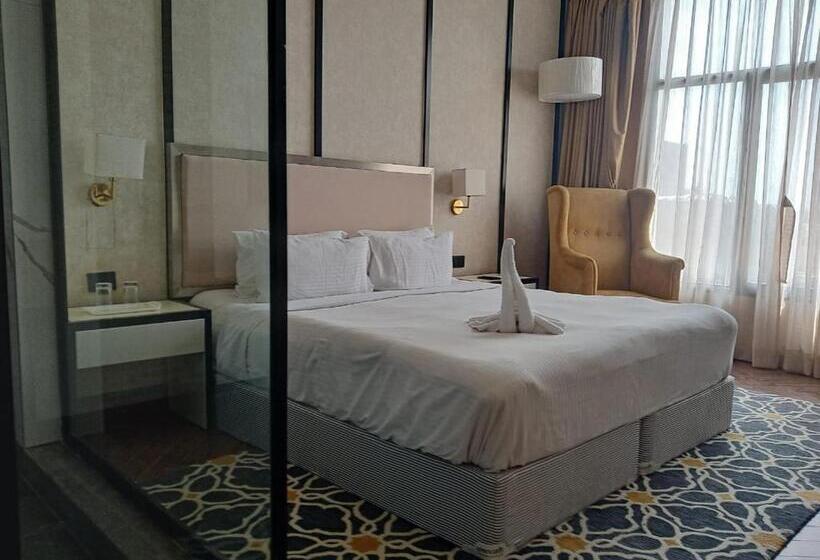 キングサイズベッドのスタンダードルーム, Polo Towers Agartala