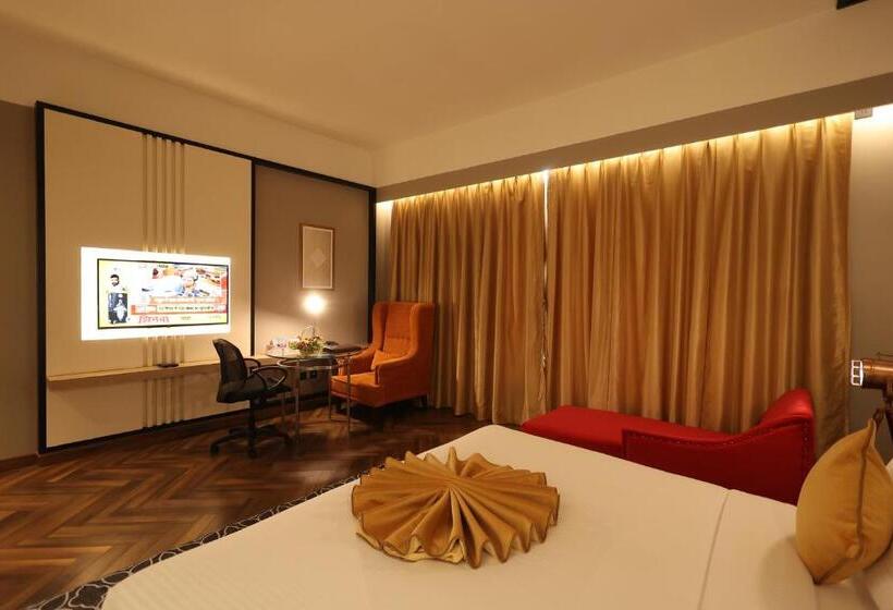 キングサイズベッドのスタンダードルーム, Polo Towers Agartala