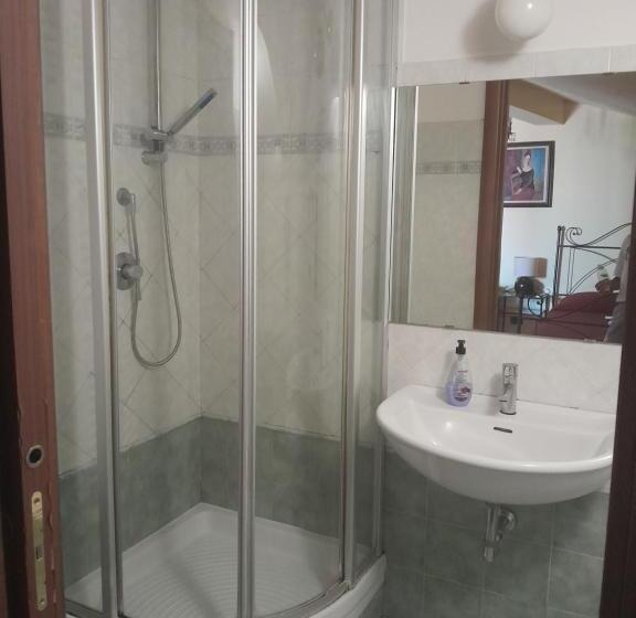 اتاق استاندارد یک نفره, Window To The Tower