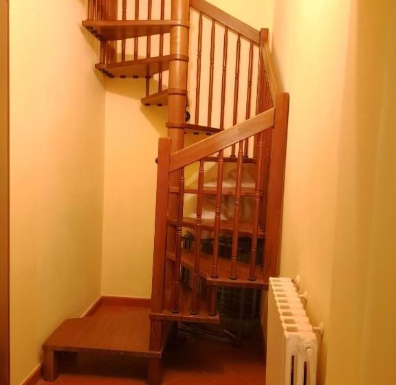 اتاق استاندارد یک نفره, Window To The Tower