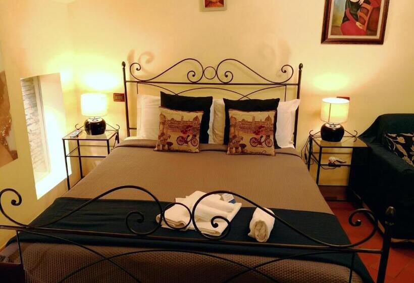 اتاق استاندارد یک نفره, Window To The Tower