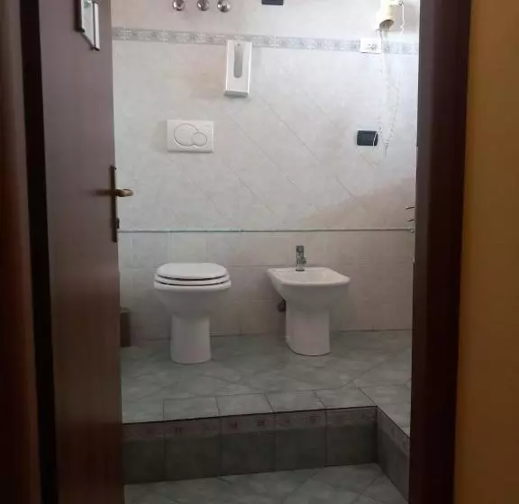 اتاق استاندارد چهار تخته, Window To The Tower