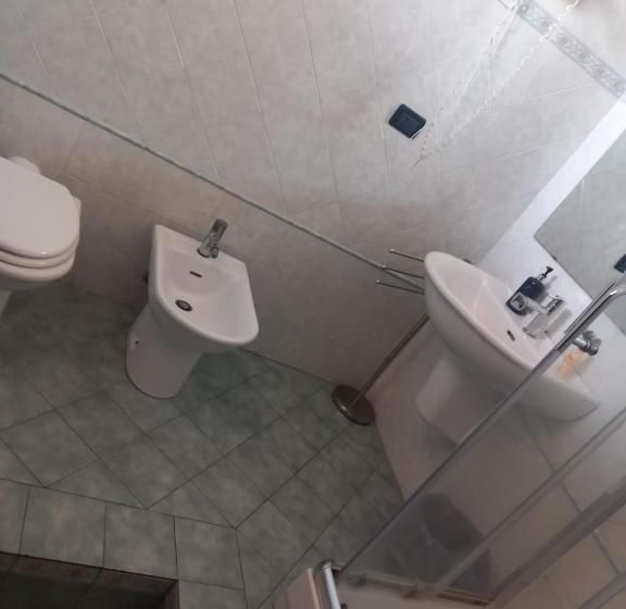 اتاق استاندارد چهار تخته, Window To The Tower