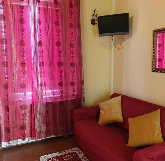 اتاق استاندارد چهار تخته, Window To The Tower