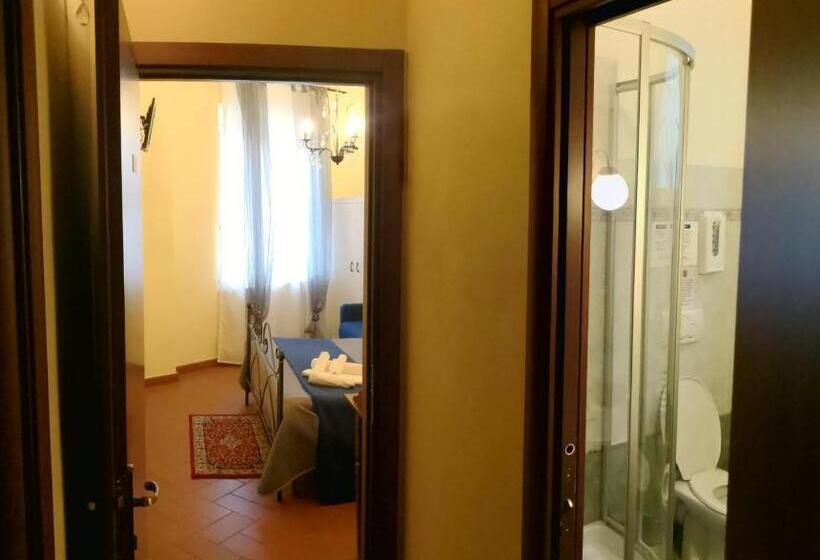 اتاق استاندارد با سرویس بهداشتی مشترک, Window To The Tower