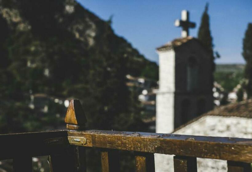 バルコニー付きスタンダードルーム, Berat Backpackers Hostel