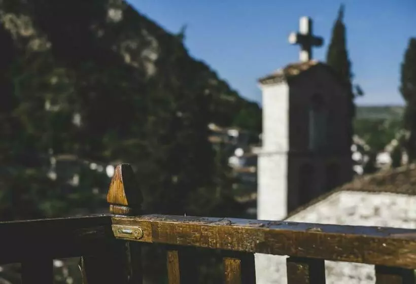 バルコニー付きスタンダードルーム, Berat Backpackers Hostel
