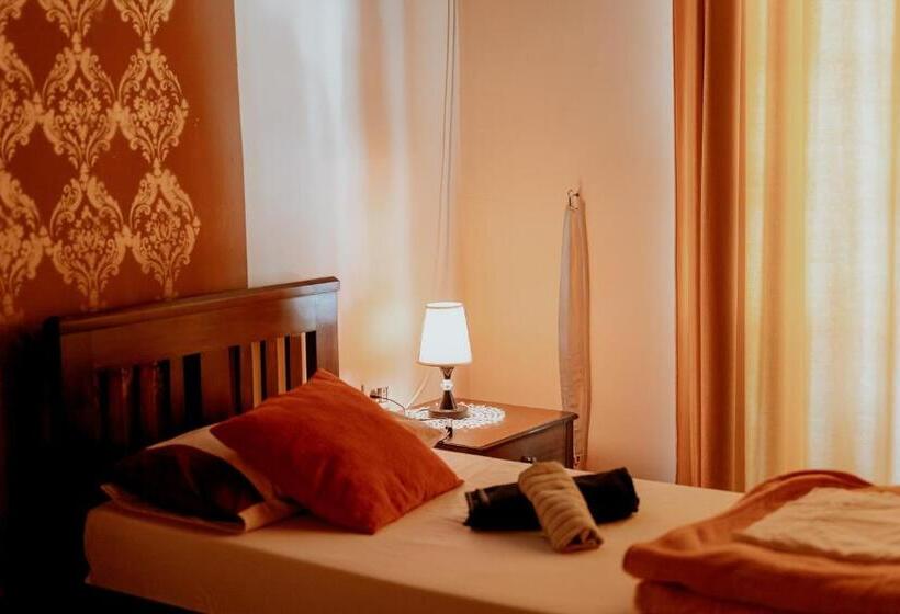テラス付きスタンダードルーム, Berat Backpackers Hostel