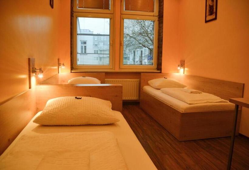 اتاق استاندارد سه نفره, Do Step Inn Home   Hotel & Hostel