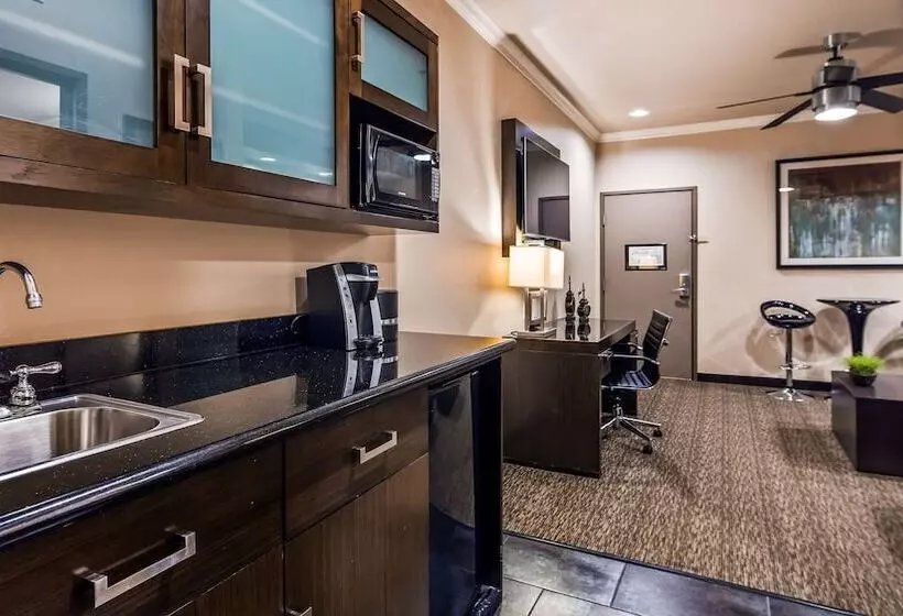 スイート, Best Western Premier Crown Chase Inn & Suites