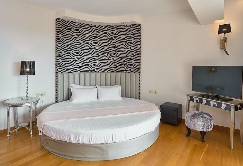 جناح جونيور, Mediterranean Princess  Adults Only