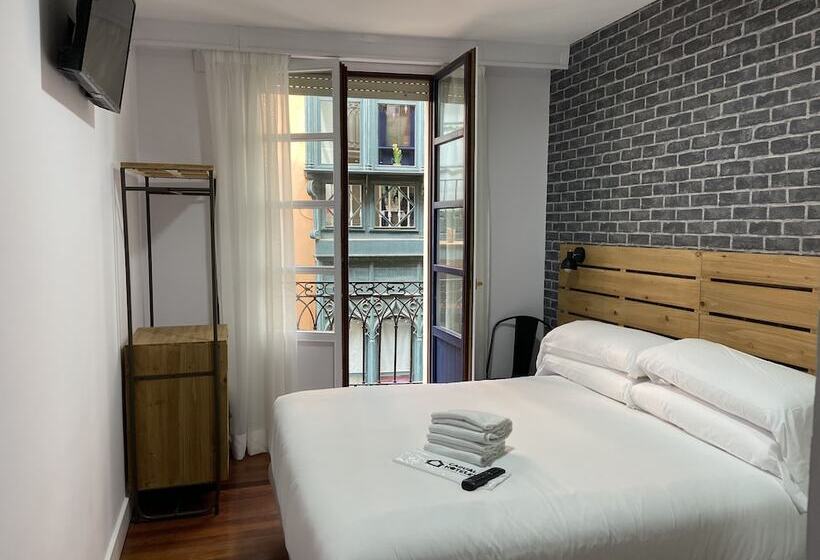 Номер Superior, Casual Mardones