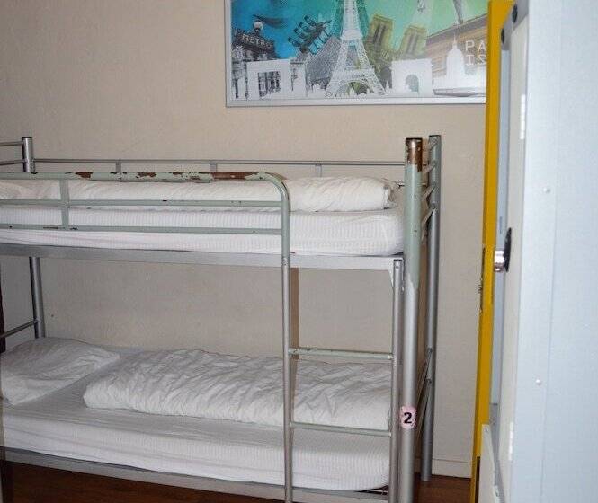 Кровать в Общей Комнате, St Christopher S Inn Hostel At The Bauhaus