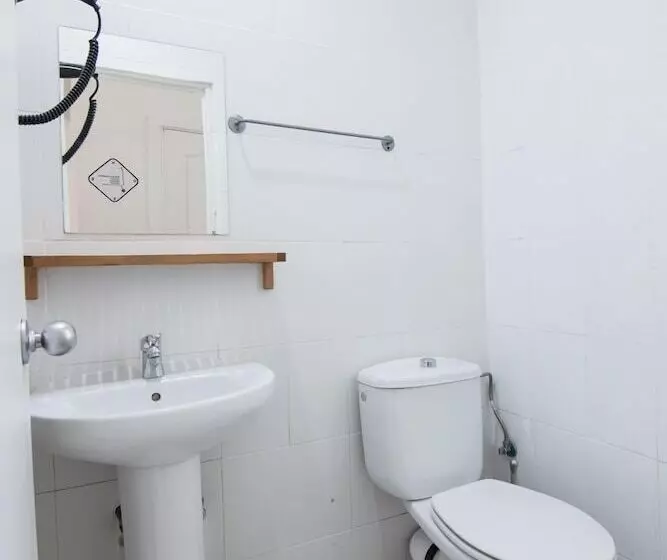 اتاق استاندارد سه نفره, Way Hostel Madrid