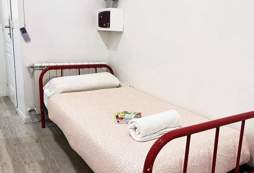 اتاق استاندارد سه نفره, Way Hostel Madrid