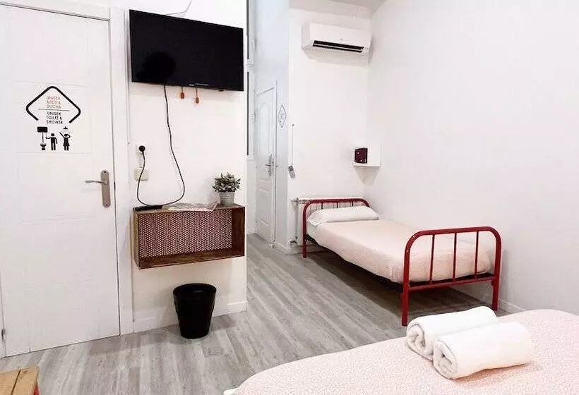 اتاق استاندارد سه نفره, Way Hostel Madrid
