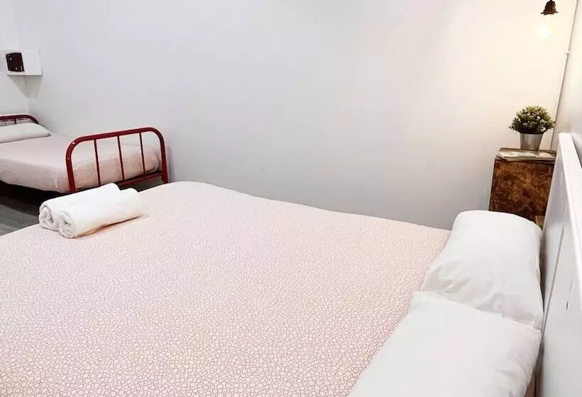 اتاق استاندارد سه نفره, Way Hostel Madrid