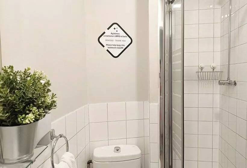 Bed in Shared Room with Shared Bathroom, Way Hostel Madrid