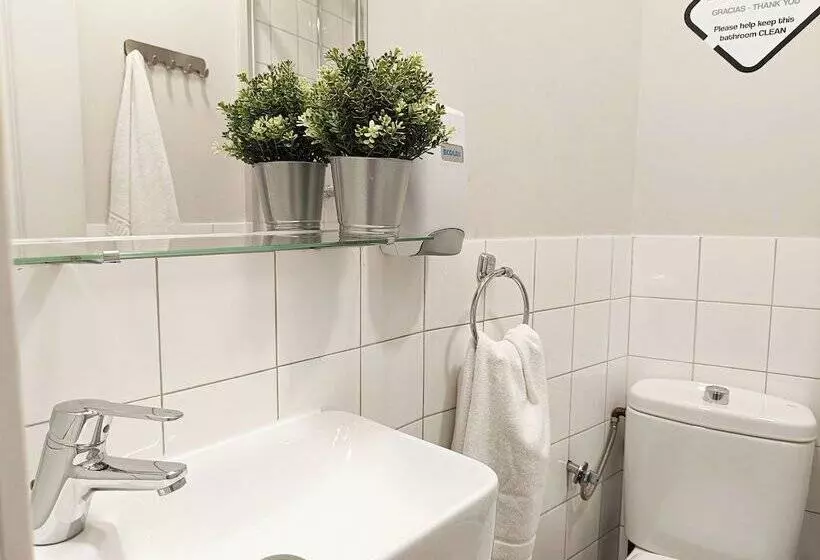 Bed in Shared Room with Shared Bathroom, Way Hostel Madrid