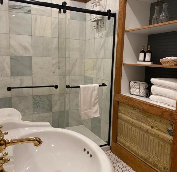 Quarto Estandar, Lander Millhouse