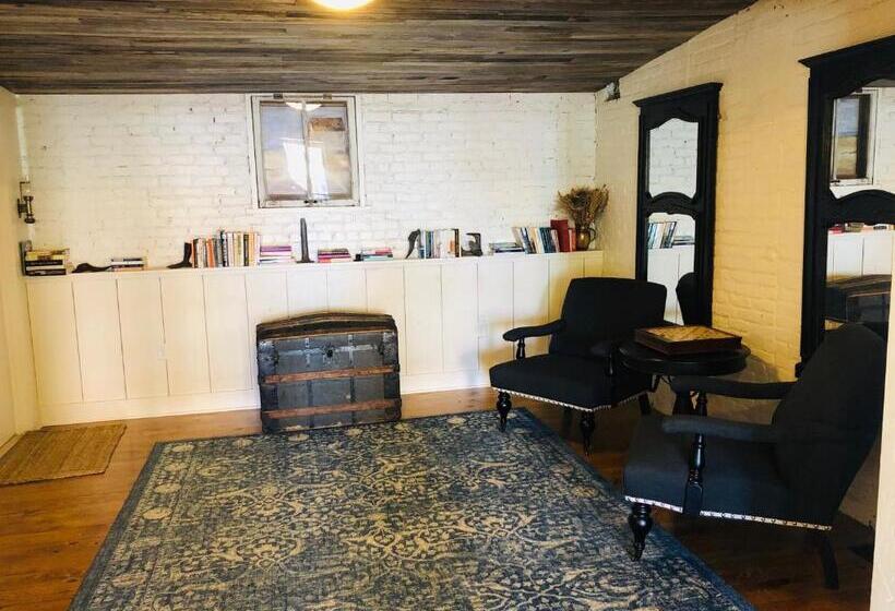 غرفة ديلوكس عائلية, Lander Millhouse