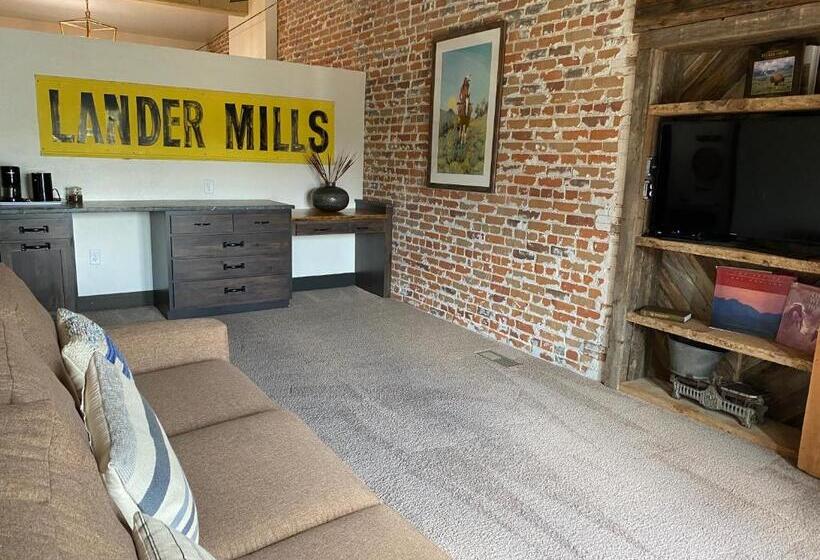 Quarto Familiar Deluxe, Lander Millhouse