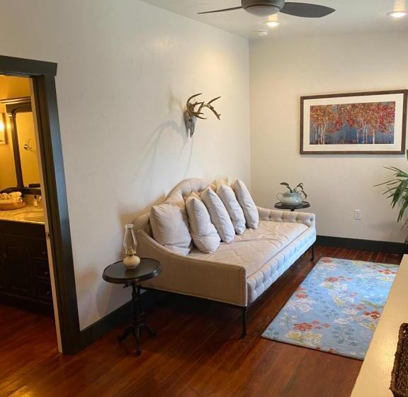 غرفة ديلوكس عائلية, Lander Millhouse