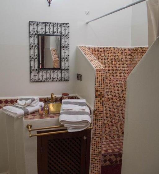 اتاق استاندارد سه نفره, New Bahia