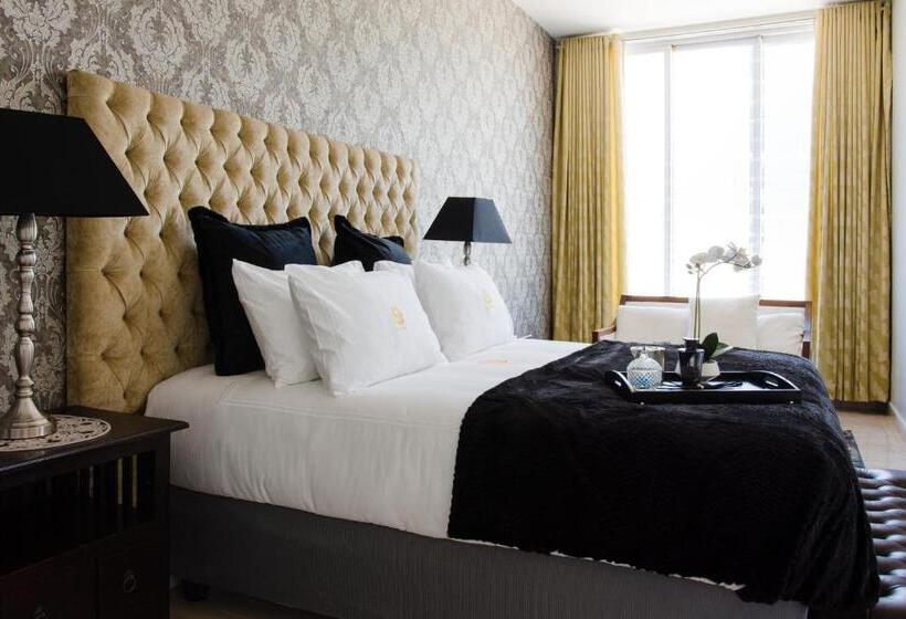 家庭间, The Houghton Villa