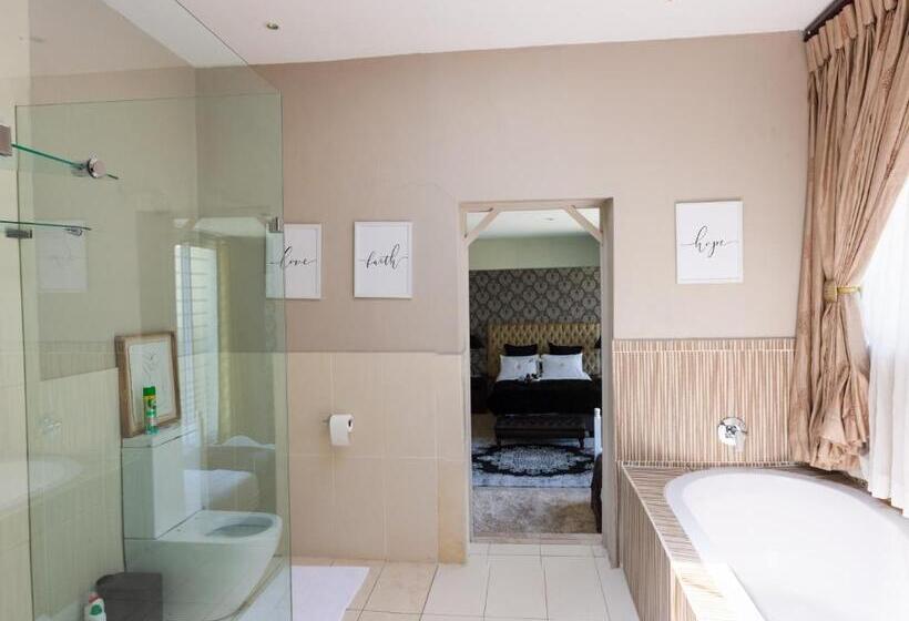 家庭间, The Houghton Villa