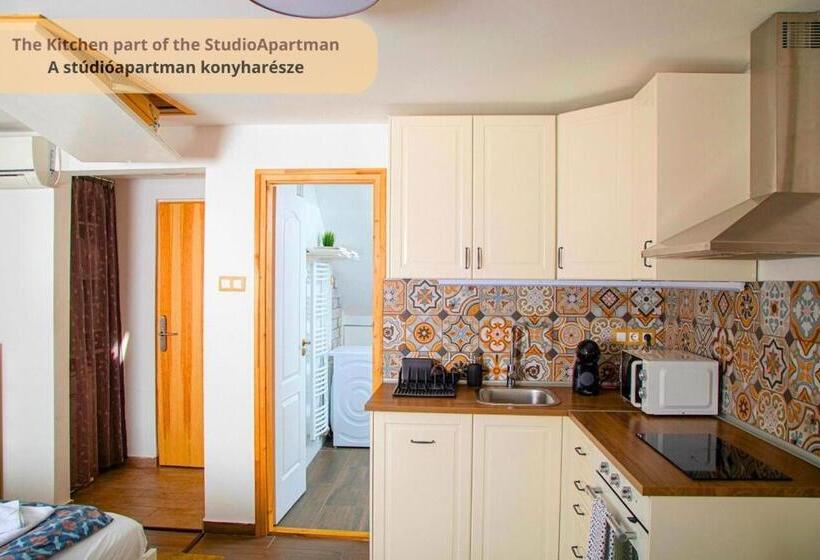 スタンダードスタジオ, Tulip Home Guest House