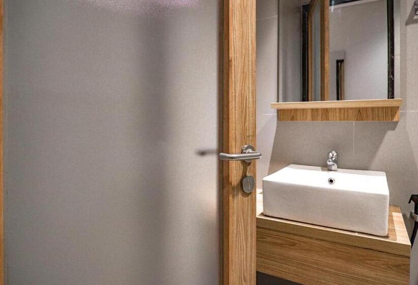 اتاق لوکس, Three J Residence 2