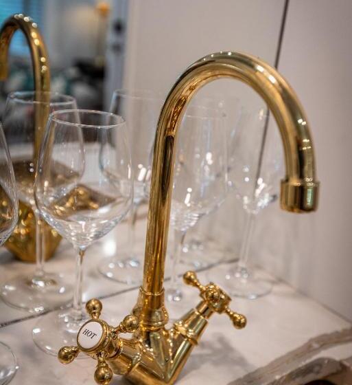 جناح ديلوكس, Washington Street Quarters