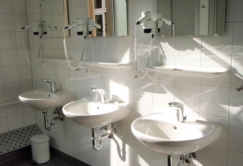 اتاق استاندارد یک تخته با سرویس بهداشتی مشترک, Grand Hostel Berlin Classic