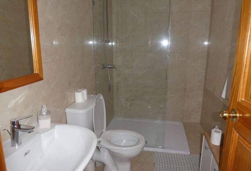 Triple Room Sea View, San Antonio Guesthouse