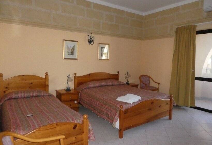 Triple Room Sea View, San Antonio Guesthouse