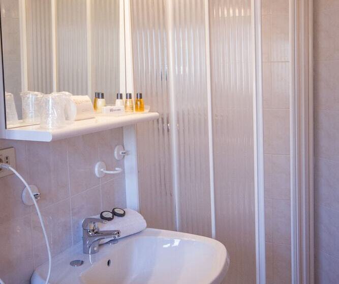 חדר סטנדרט לשלושה, Sant Ilario