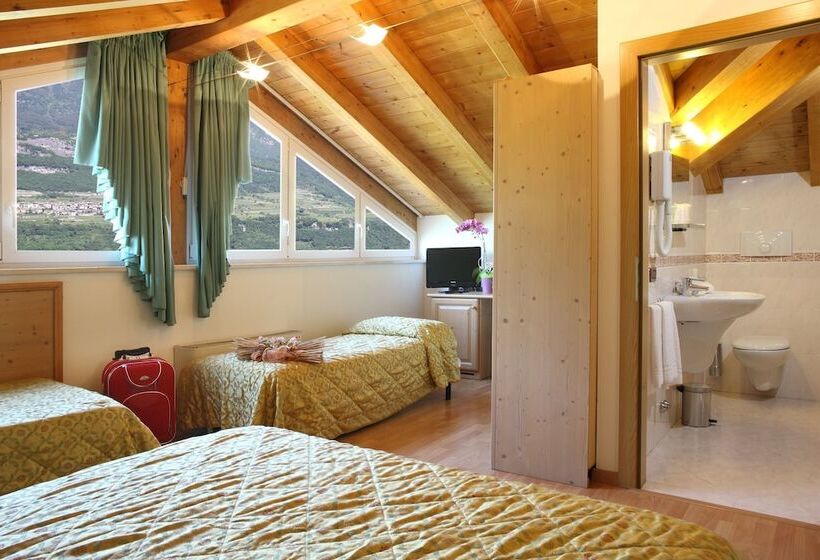 חדר סופריור לשלושה, Sant Ilario