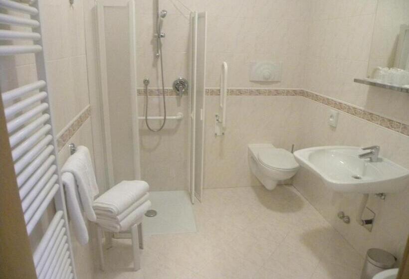 חדר סופריור לשלושה, Sant Ilario