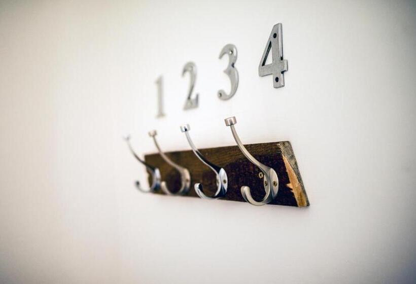 家庭间, The Woodquay Hostel