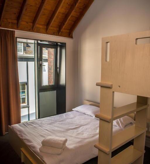 חדר דלוקס לשלושה, Neptune's Hostel